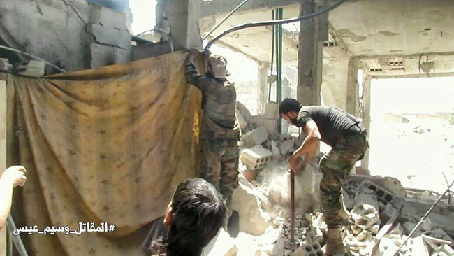 Quân đội Syria đánh phá dữ dội các quận ngoại ô Damascus (video) - ảnh 8
