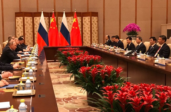 Tổng thống Nga thử đàn dương cầm tại tư dinh chủ tịch Tập Cận Bình (video) - ảnh 1