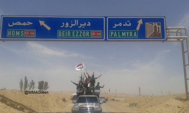 Bất chấp Mỹ không kích, quân đội Syria vẫn tiến về biên giới Iraq - ảnh 1