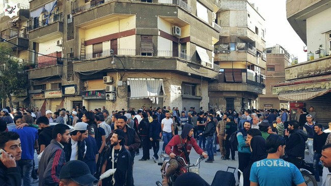 Hàng ngàn phiến quân Syria đầu hàng, di tản khỏi ngoại vi Damascus (video) - ảnh 2