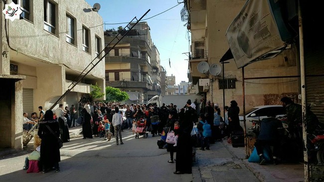 Hàng ngàn phiến quân Syria đầu hàng, di tản khỏi ngoại vi Damascus (video) - ảnh 3