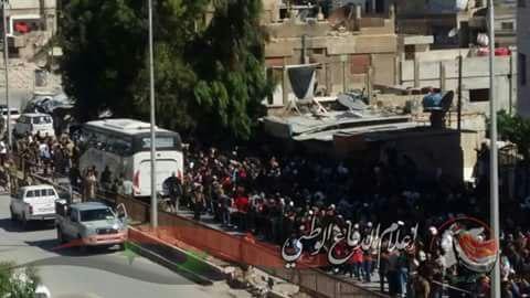 Hàng ngàn phiến quân Syria đầu hàng, di tản khỏi ngoại vi Damascus (video) - ảnh 4
