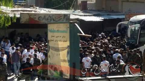 Hàng ngàn phiến quân Syria đầu hàng, di tản khỏi ngoại vi Damascus (video) - ảnh 6