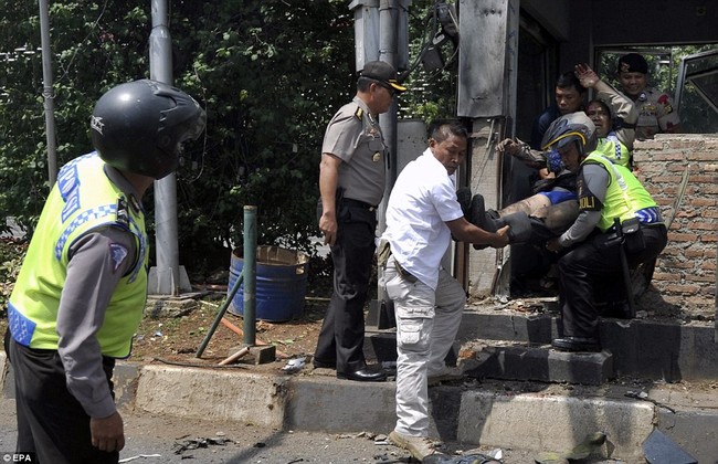IS nhận trách nhiệm đánh bom kép kinh hoàng ở Indonesia - ảnh 10