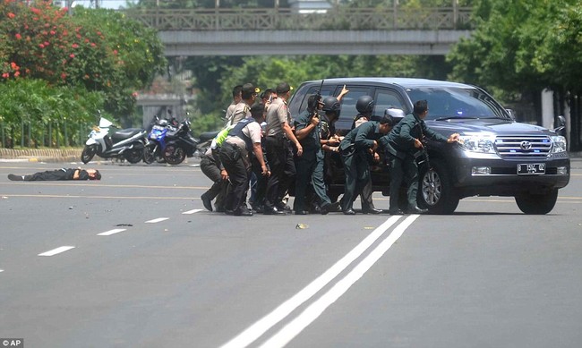 IS nhận trách nhiệm đánh bom kép kinh hoàng ở Indonesia - ảnh 11