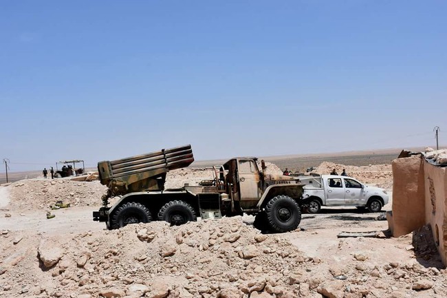 “Hổ Syria” đè bẹp IS, chỉ còn cách thị trấn cửa ngõ Raqqa 3km (video +ảnh) - ảnh 11