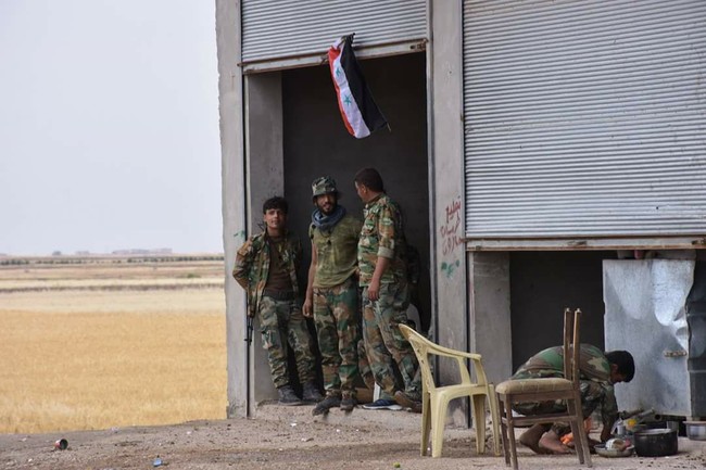 “Hổ Syria” đè bẹp IS, chỉ còn cách thị trấn cửa ngõ Raqqa 3km (video +ảnh) - ảnh 13