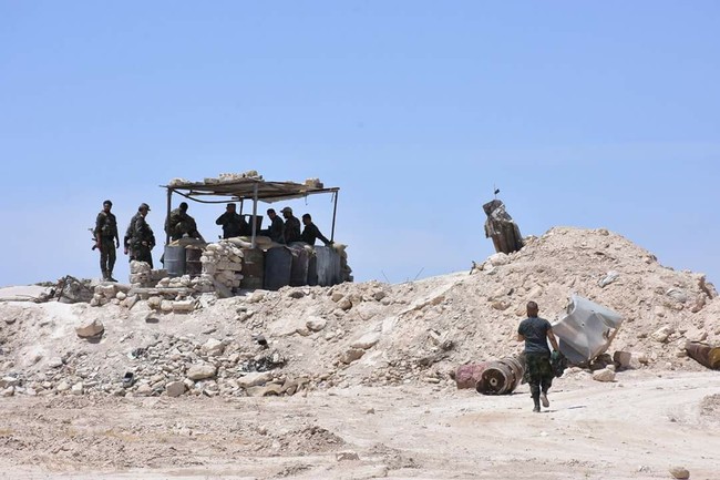 “Hổ Syria” đè bẹp IS, chỉ còn cách thị trấn cửa ngõ Raqqa 3km (video +ảnh) - ảnh 14