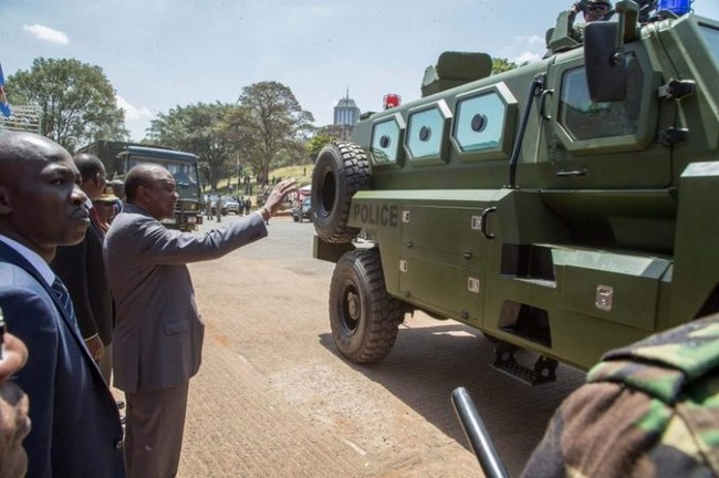 Xe bọc thép Trung Quốc tan nát vì trúng mìn, 7 sĩ quan Kenya thiệt mạng - ảnh 3