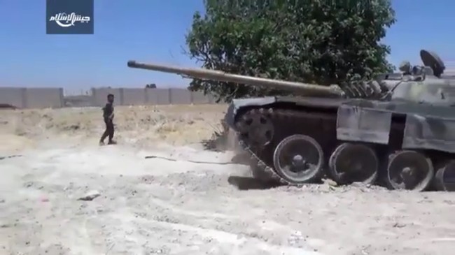 Xe tăng T-72 Nga bị phiến quân phá hủy tại ngoại vi Damascus - ảnh 5