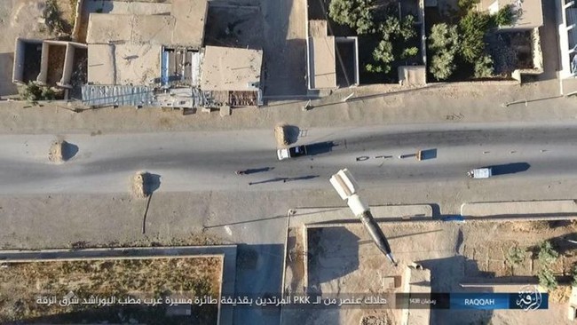 Chiến sự Syria: SDF tấn chiếm 4 quận ngoại ô “thủ đô” IS (video) - ảnh 1