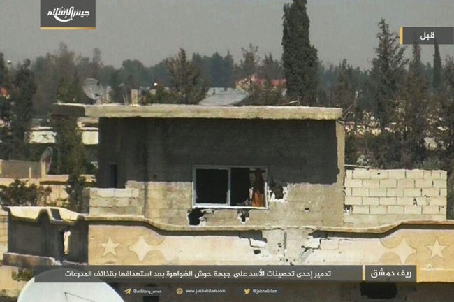 Phiến quân bắn cháy xe tăng Syria, tuyên bố tử thủ ở Damascus (video) - ảnh 4