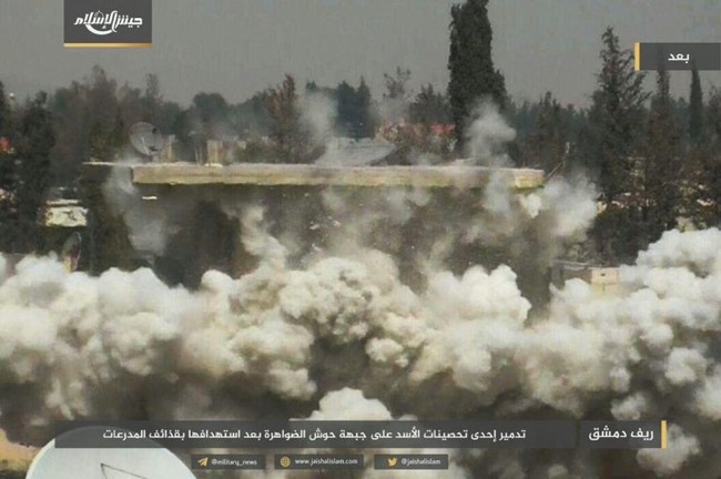 Phiến quân bắn cháy xe tăng Syria, tuyên bố tử thủ ở Damascus (video) - ảnh 5