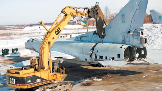Ukraine “xẻ thịt” máy bay chiến lược, bán tháo công nghệ tên lửa - ảnh 2