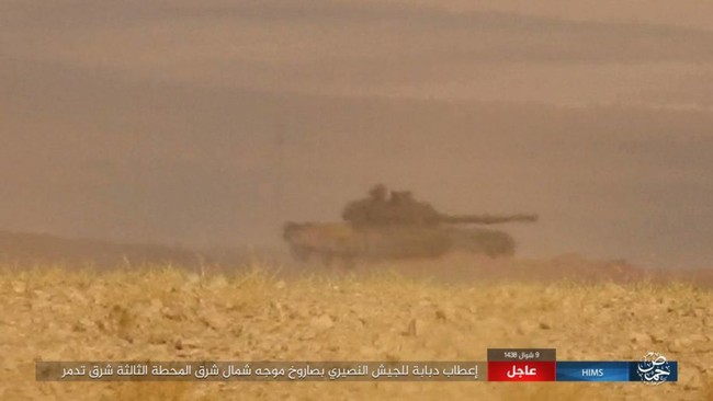 Khốc liệt cuộc chiến giải cứu Deir Ezzor, IS bắn cháy xe tăng Syria (chùm video) - ảnh 1