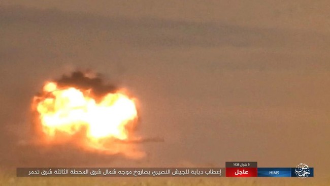 Khốc liệt cuộc chiến giải cứu Deir Ezzor, IS bắn cháy xe tăng Syria (chùm video) - ảnh 3