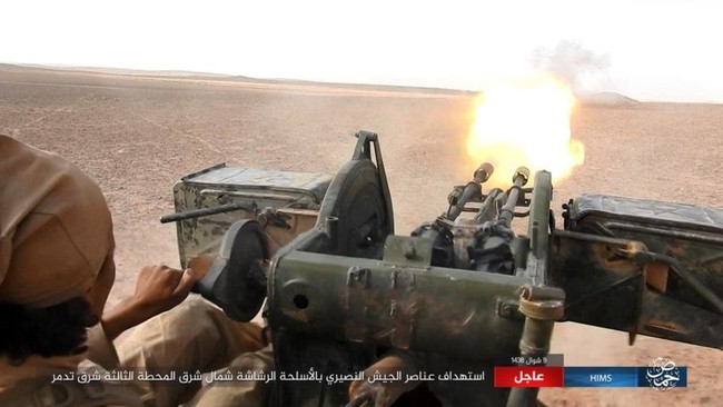 Khốc liệt cuộc chiến giải cứu Deir Ezzor, IS bắn cháy xe tăng Syria (chùm video) - ảnh 4