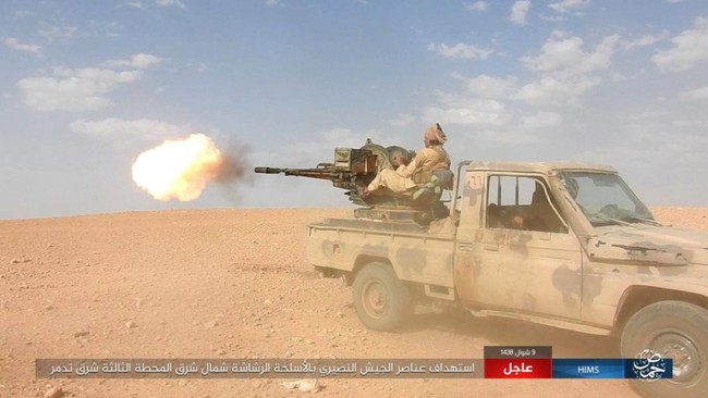 Khốc liệt cuộc chiến giải cứu Deir Ezzor, IS bắn cháy xe tăng Syria (chùm video) - ảnh 5