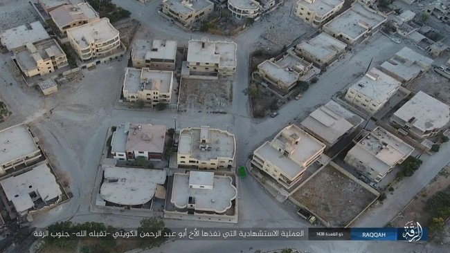 IS điên cuồng tử thủ Raqqa bằng xe bom tự sát - ảnh 1