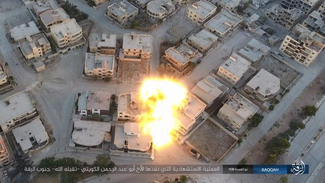 IS điên cuồng tử thủ Raqqa bằng xe bom tự sát - ảnh 2
