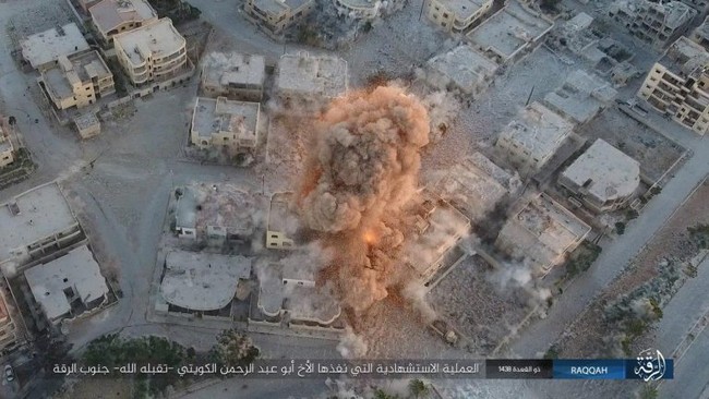 IS điên cuồng tử thủ Raqqa bằng xe bom tự sát - ảnh 3
