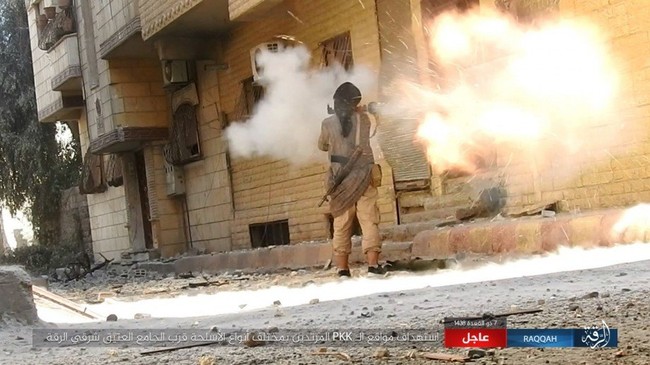 IS tung video khích lệ cuộc chiến khốc liệt ở Raqqa - ảnh 1