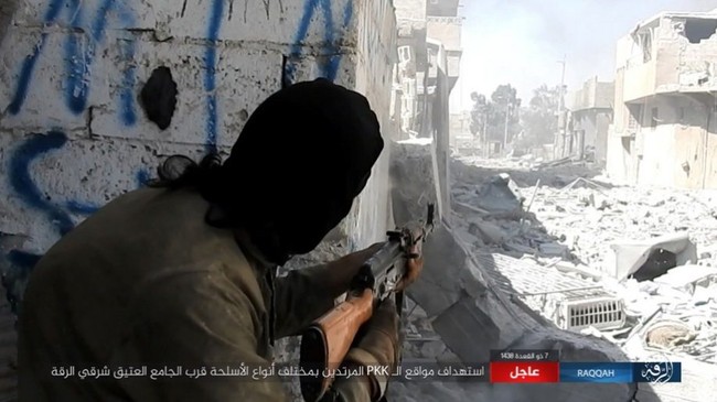 IS tung video khích lệ cuộc chiến khốc liệt ở Raqqa - ảnh 5
