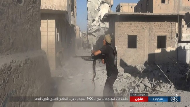 IS tử chiến trên từng góc phố ở sào huyệt Raqqa (video) - ảnh 1