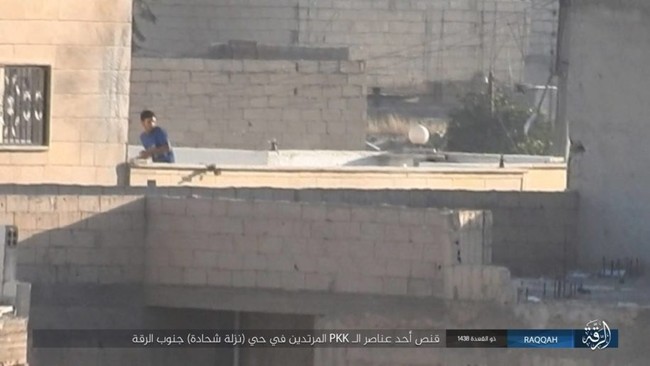 IS tử chiến trên từng góc phố ở sào huyệt Raqqa (video) - ảnh 2