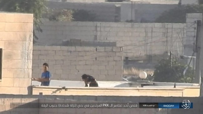 IS tử chiến trên từng góc phố ở sào huyệt Raqqa (video) - ảnh 3