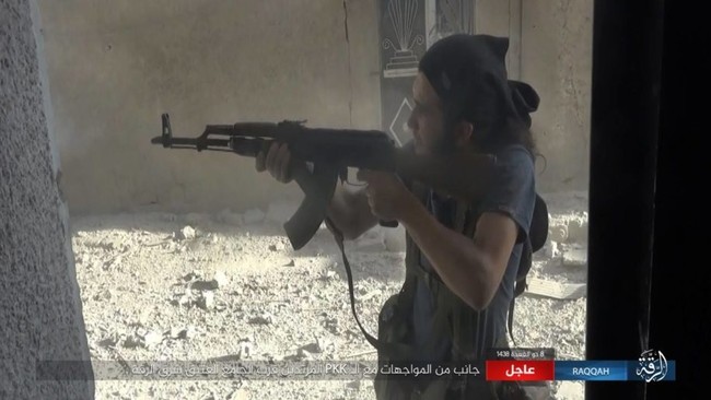 IS tử chiến trên từng góc phố ở sào huyệt Raqqa (video) - ảnh 4