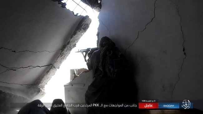 IS tử chiến trên từng góc phố ở sào huyệt Raqqa (video) - ảnh 5