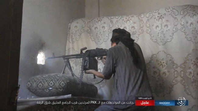 IS tử chiến trên từng góc phố ở sào huyệt Raqqa (video) - ảnh 6