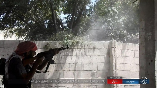 Phiến quân IS nộp mạng hàng loạt tại chảo lửa Raqqa - ảnh 2