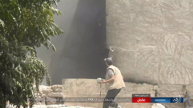Phiến quân IS nộp mạng hàng loạt tại chảo lửa Raqqa - ảnh 5