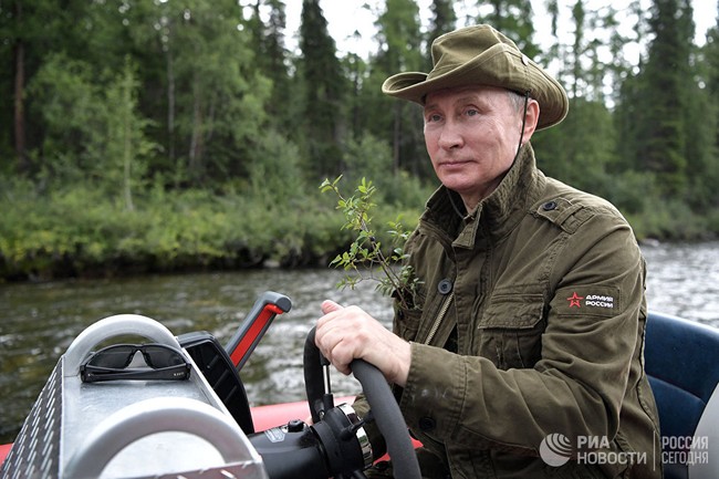 Tổng thống Putin lại cởi trần câu cá, bơi trên sông lạnh - ảnh 1