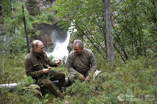 Tổng thống Putin lại cởi trần câu cá, bơi trên sông lạnh - ảnh 11