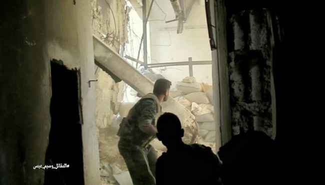 Phiến quân nã tên lửa TOW Mỹ phá hủy pháo tự hành quân Assad (video) - ảnh 4