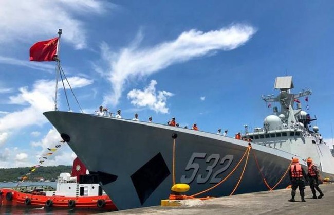 Biển Đông: Tàu chiến Trung Quốc đến Philippines, Tổng thống lên thăm - ảnh 1