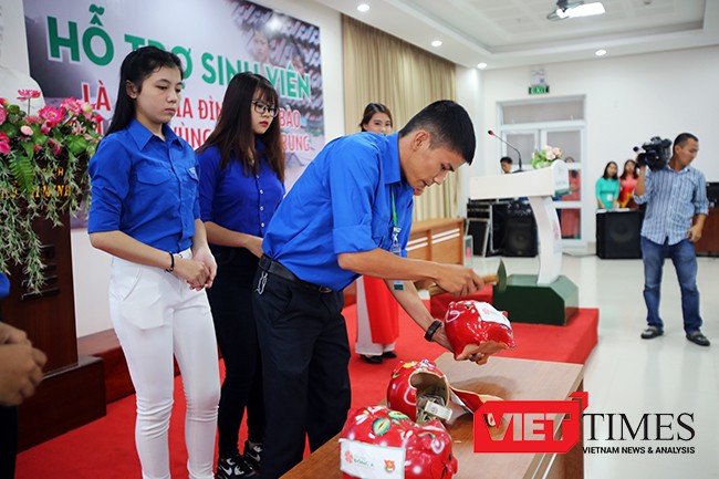 Sinh viên đập “heo đất” hỗ trợ người dân vùng lũ miền Trung - ảnh 2