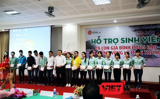 Sinh viên đập “heo đất” hỗ trợ người dân vùng lũ miền Trung - ảnh 1