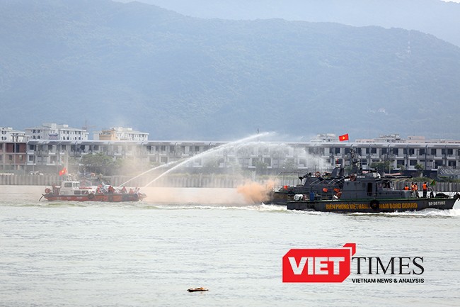 Hải quân Việt-Mỹ diễn tập trên sông Hàn - ảnh 15