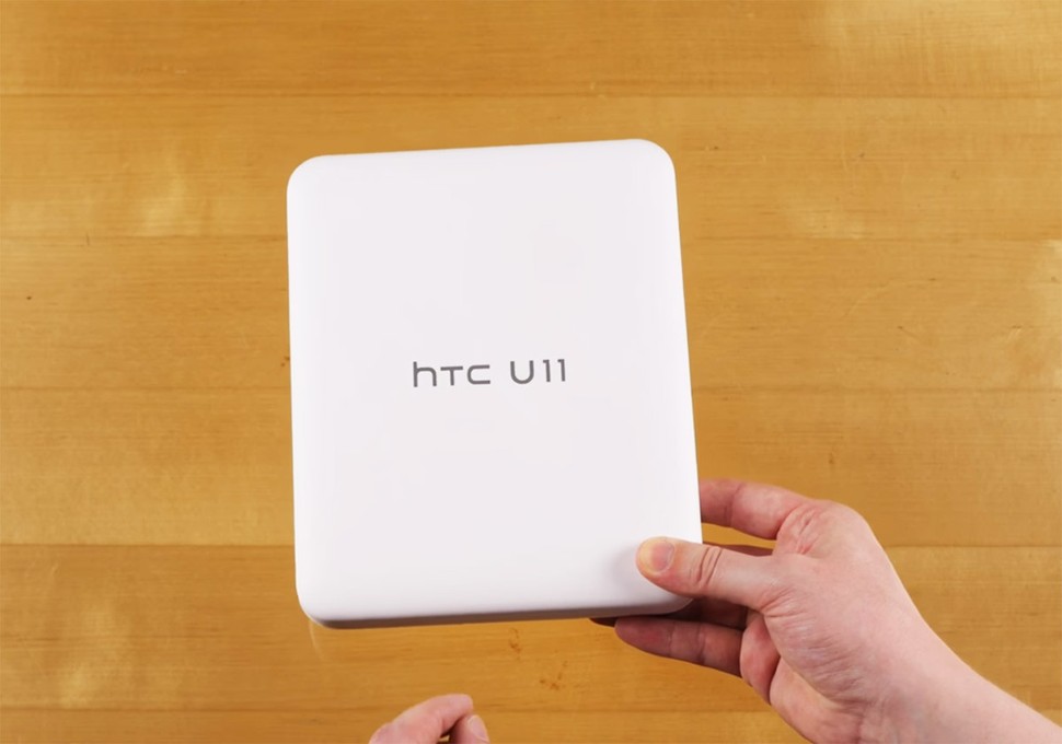 Mở hộp siêu phẩm HTC U 11 - ảnh 2