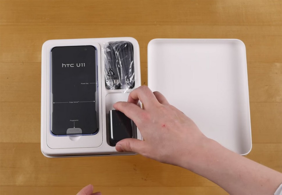 Mở hộp siêu phẩm HTC U 11 - ảnh 4