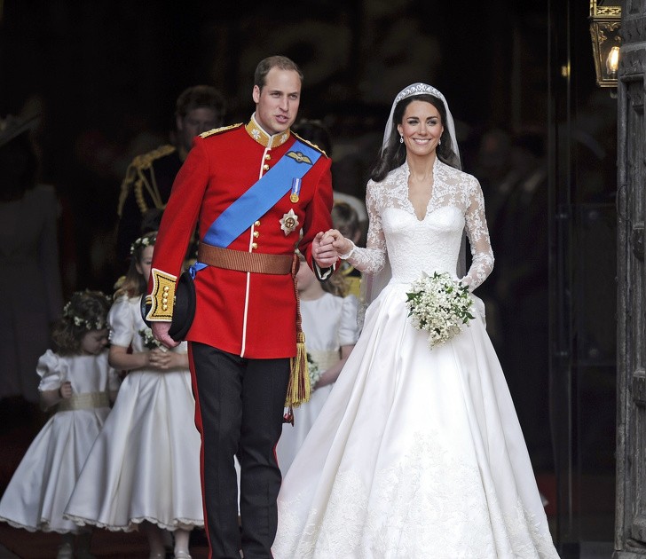 Váy cưới hoàng gia kết ren lưng chữ V gợi cảm