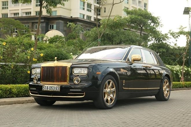 RollsRoyce màu vàng bản độc xuống phố