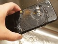 Ngày càng nhiều smartphone kháng nước xuất hiện với cách thức khác nhau
