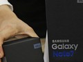 Một nhân viên Samsung tại Hàn Quốc đang sắp xếp lại ngay ngắn các hộp đựng Galaxy Note 7 thay thế