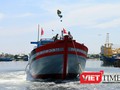 Tàu cá vỏ gỗ mang số hiệu ĐNa 90839TS với công suất gần 1.000CV vừa được ngư dân Đà Nẵng hạ thủy sáng ngày 2/10