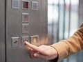 Ấn nút “đóng” không giúp cửa thang máy đóng nhanh hơn (Ảnh: Shutterstock)